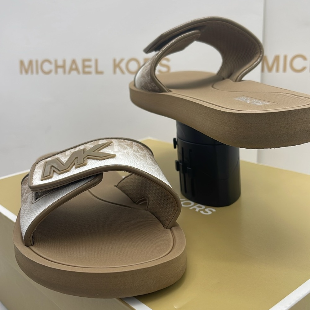 Michael Kors Slide Logo Sandals Palmer Ombré Signature
Husk
NWT - Picture 11 of 16